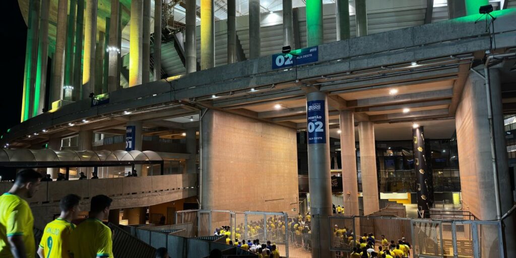 Torcida brasileira faz festa antes de partida contra a Colômbia; veja