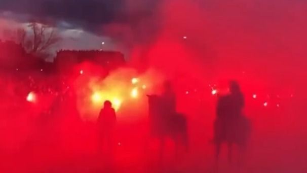 Torcida do Atlético de Madrid faz "rua de fogo" para encarar Real; veja
