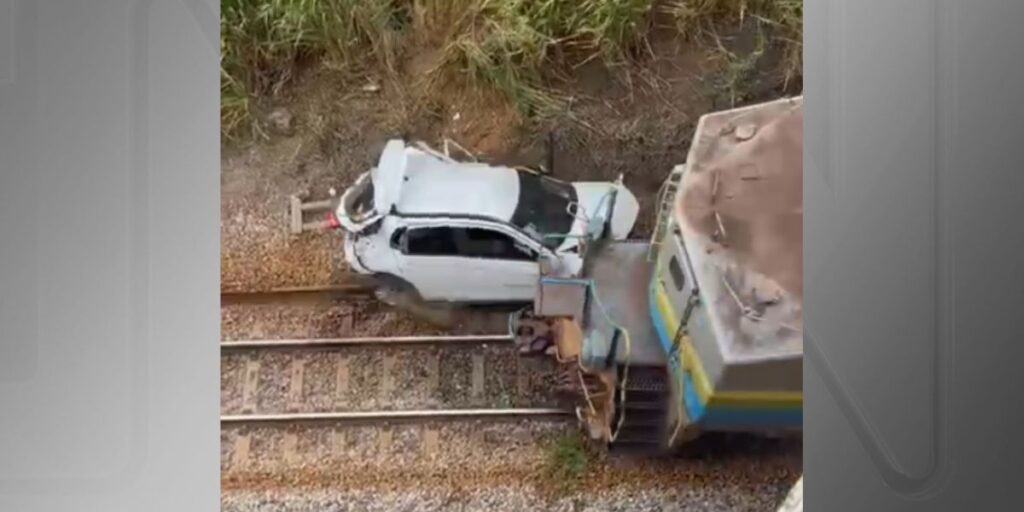 Vídeo: carro é atingido por trem de carga no interior de MG