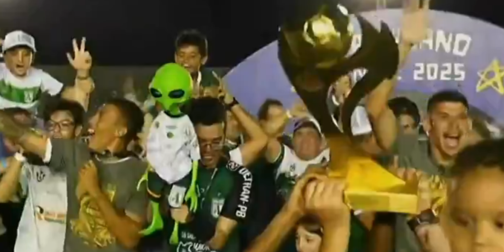 Troféu do Campeonato Paraibano quebra durante comemoração do Sousa