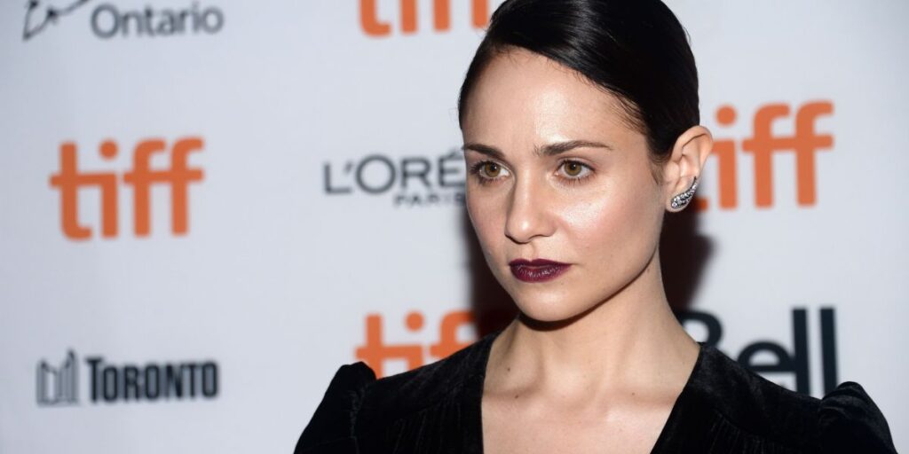 Atriz de "Downton Abbey" desabafa sobre TOC e maternidade: "Culpa imensa"