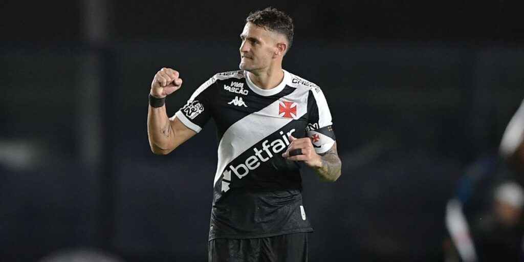 Com Vegetti decisivo e de virada, Vasco vence Santos pelo Brasileirão