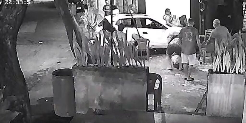 Vídeo: Motorista de aplicativo atropela 10 pessoas e acaba preso no RJ