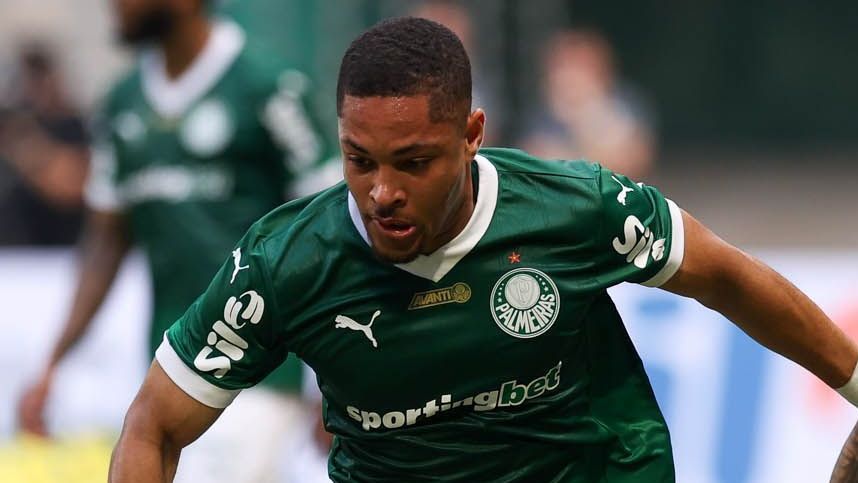 Abel compara fase de Vitor Roque no Palmeiras com começo de Mbappé no Real
