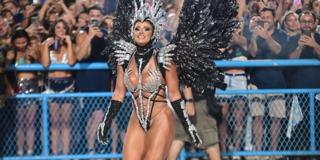 Viviane Araújo beija marido durante desfile na Sapucaí: "Sempre aqui"