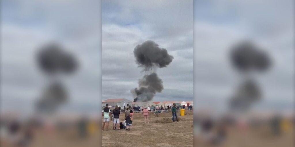 Veja momento em que avião cai durante show aéreo na África do Sul