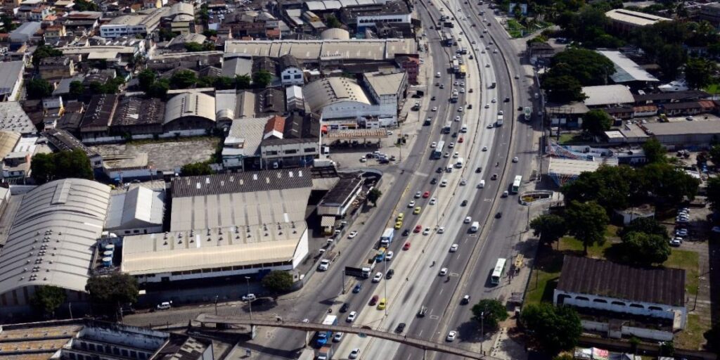 Bandidos atiram dentro de ônibus durante assalto na Avenida Brasil (RJ)