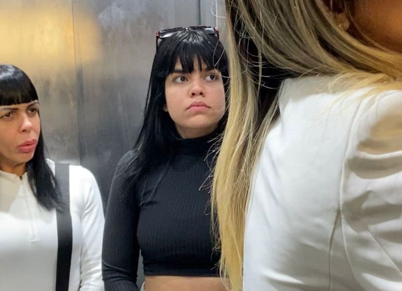 Influenciadoras que entregaram banana a crianças negras são julgadas hoje