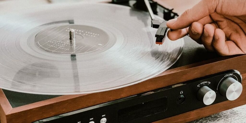 Vinil faz vendas físicas de música no Brasil voltarem ao patamar de 2017