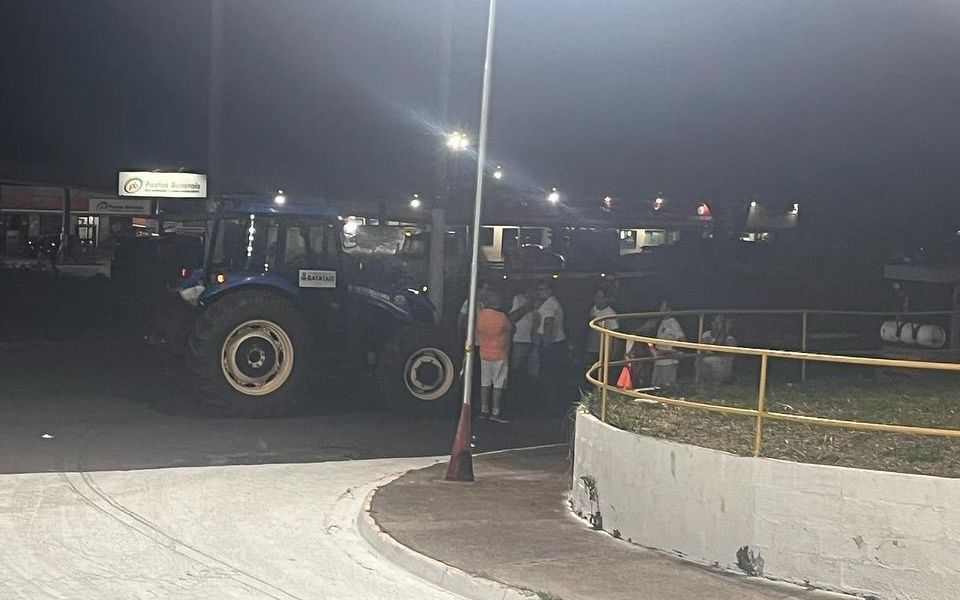 Trator deixa duas pessoas feridas em desfile no interior de São Paulo