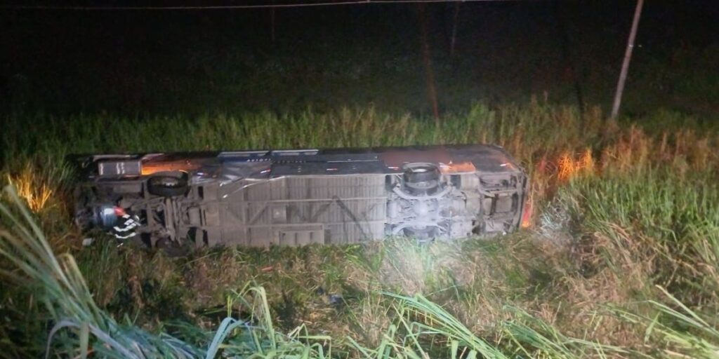 Acidente de ônibus com 45 passageiros deixa um morto no interior de SP