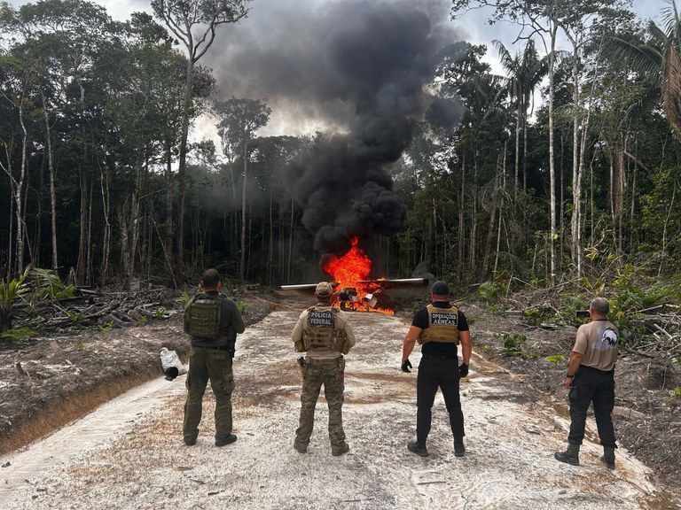 PF destrói aeronaves usadas para o tráfico de drogas no Amazonas