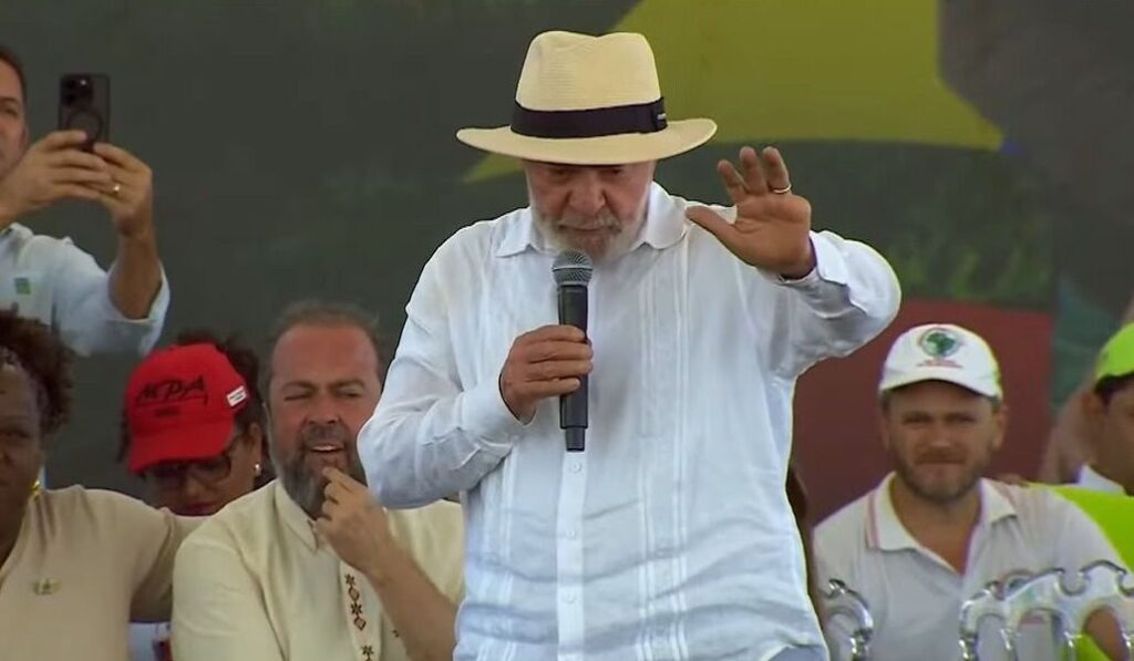 Lula quer explicação para o preço do ovo: "Galinha não está cobrando caro"