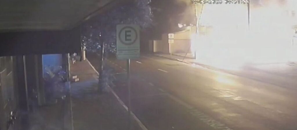 Vídeo: homem ateia fogo em abrigo no interior de SP