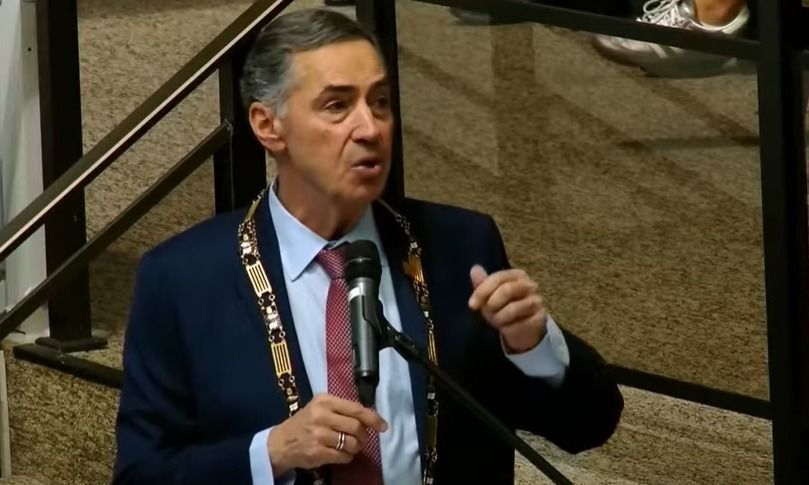 Democracia tem lugar para todos, menos para a violência, diz Barroso