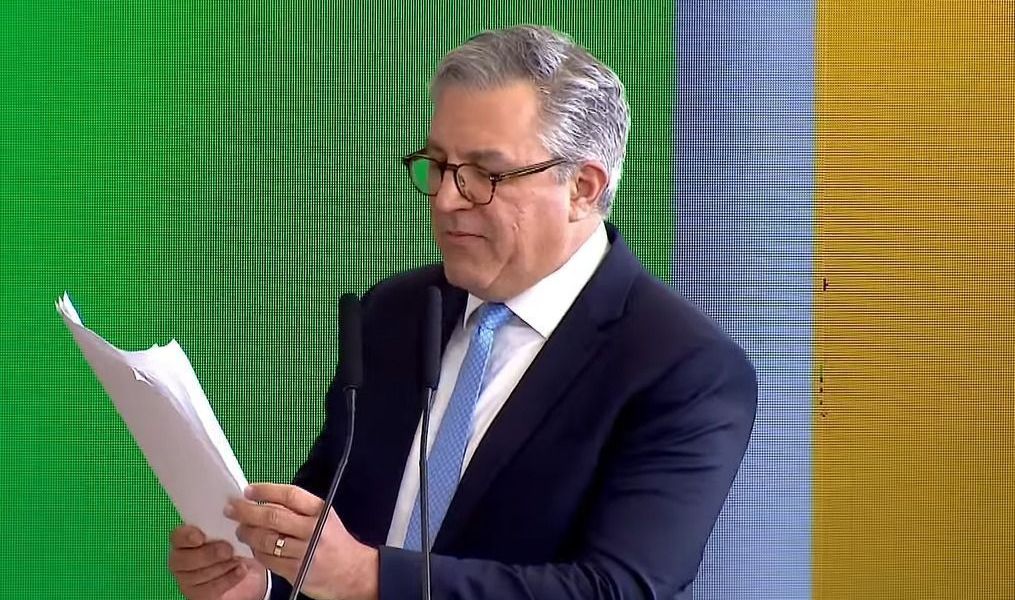Na posse, Padilha desafia Zé Gotinha: Se prepara para vacinar quem precisa