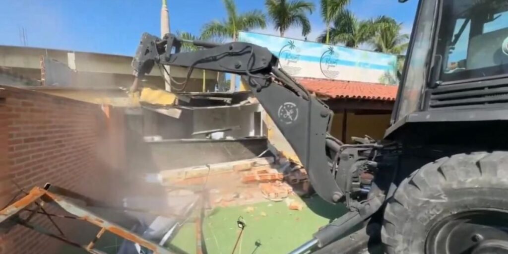 Vídeo: 'Resort de luxo' de Peixão é demolido no Complexo de Israel, no Rio