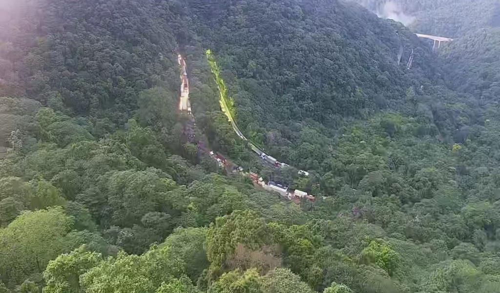 SP: Rodovia Anchieta segue congestionada após queda de passarela