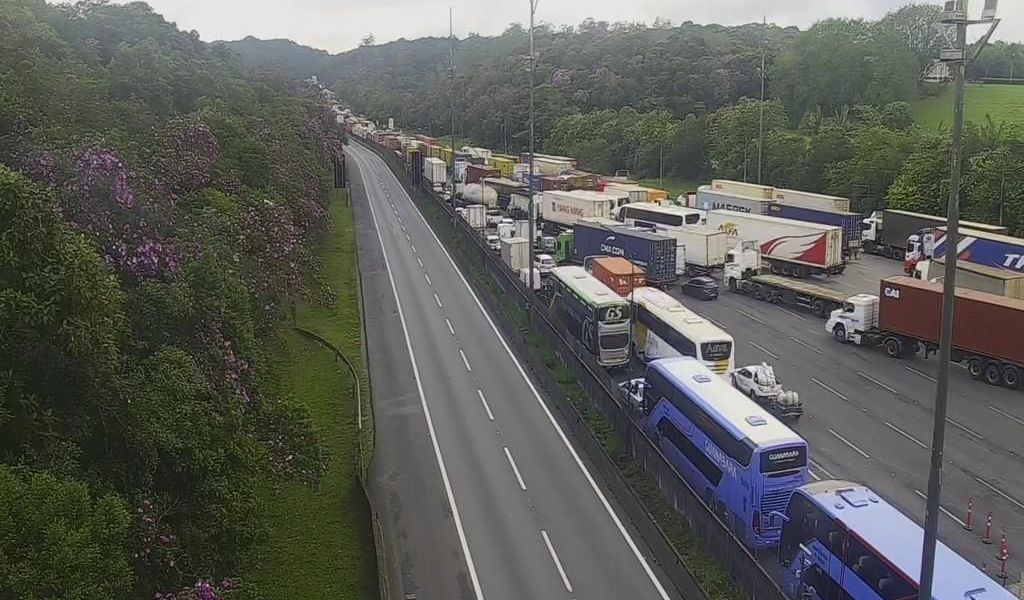 SP: Pista norte da Rodovia Anchieta é liberada após queda de passarela