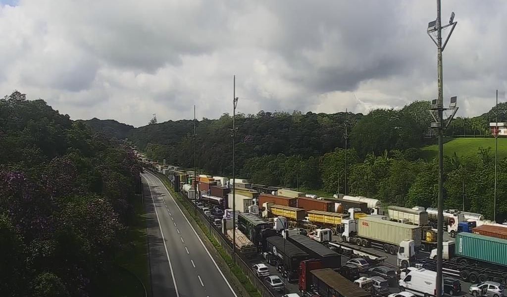 SP: Interdição na Rodovia Anchieta gera mais de 30 km de congestionamento