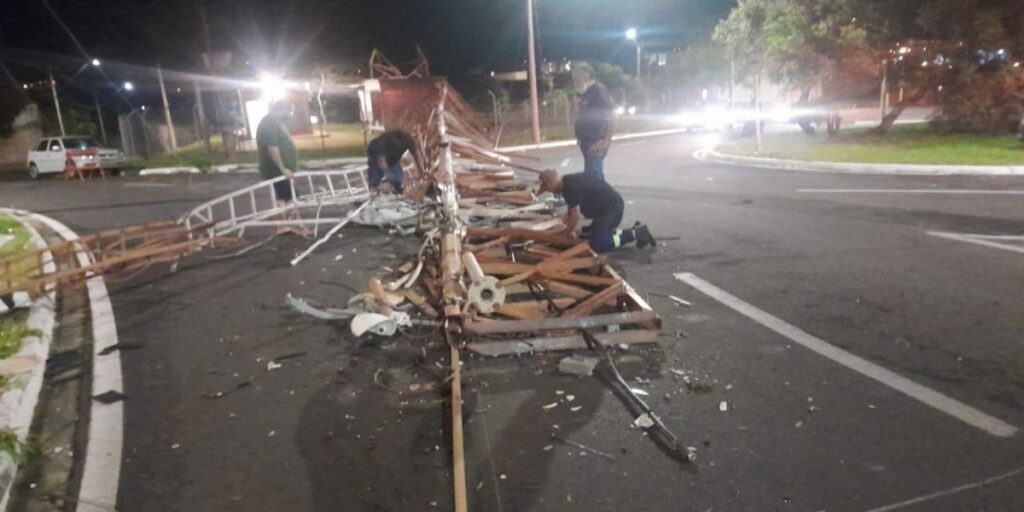 Chuva e ventos derrubam torre de TV e causam destruição em Bauru