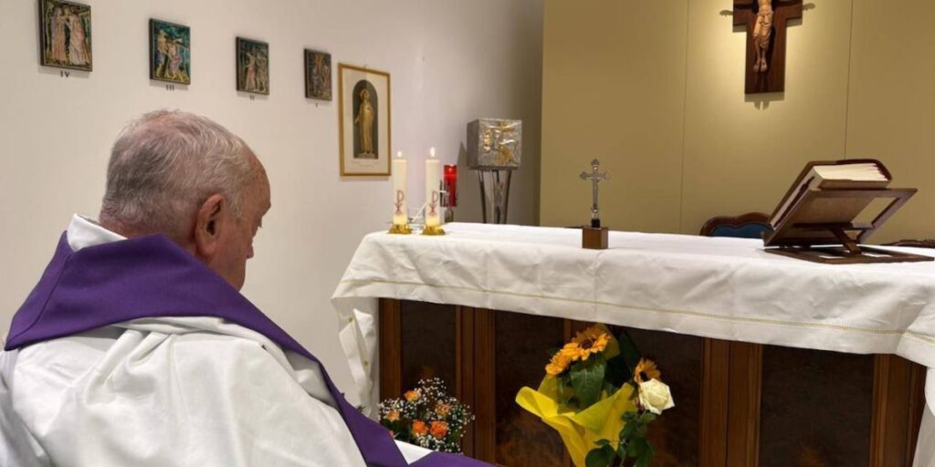 Vaticano divulga primeira foto do papa Francisco desde início da internação