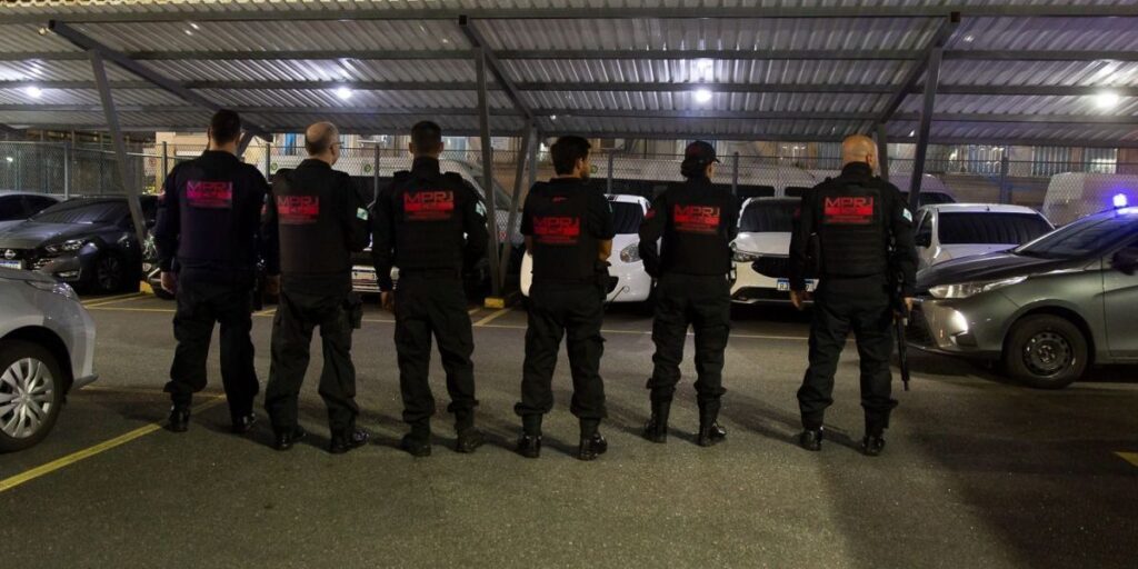 Policiais penais são alvos de operação contra lavagem de dinheiro no RJ