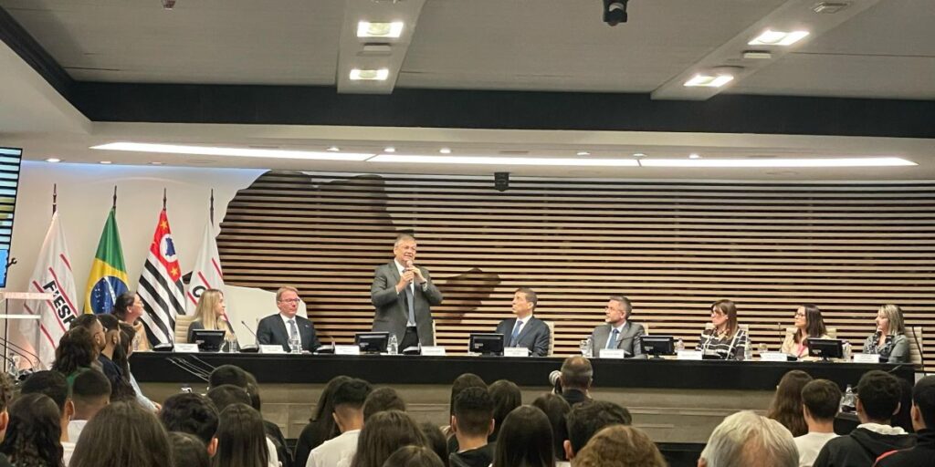 Mentirosa a ideia de que há oposição entre liberdade e lei, diz Flávio Dino