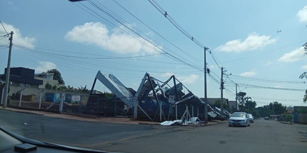 Microexplosão causa alagamento, queda de árvore e acidente em SP