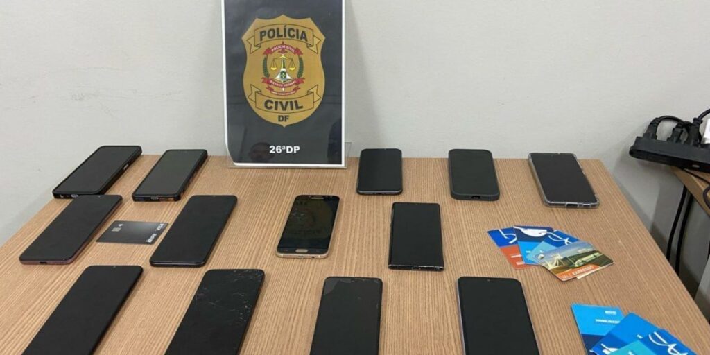 Peruanos que roubavam celulares no transporte público são presos no DF