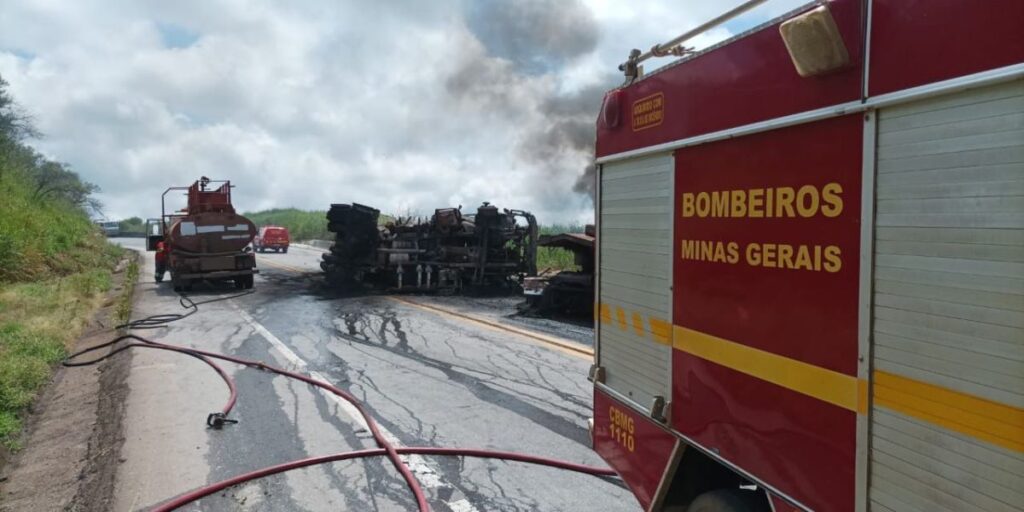 Colisão entre duas carretas deixa um motorista morto em Minas Gerais