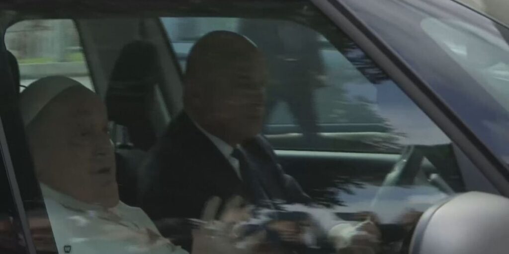 Papa Francisco recebe alta hospitalar em Roma após mais de um mês internado