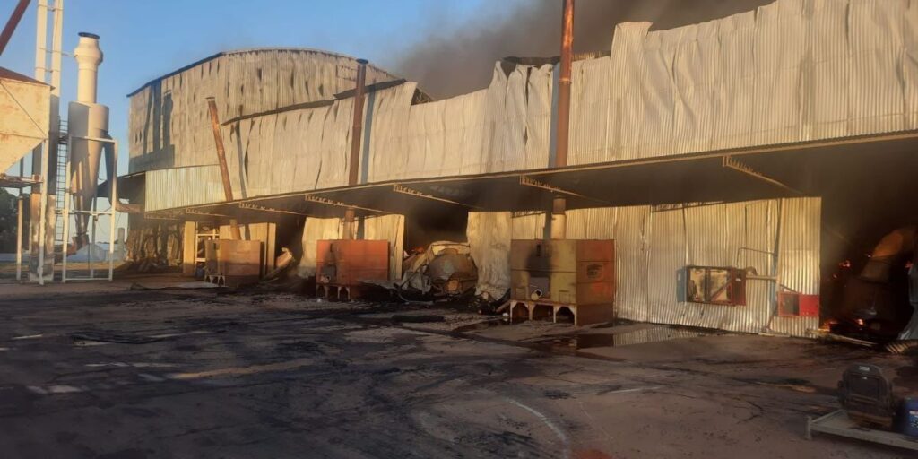 Incêndio em fábrica de amendoim já dura mais de 40 horas no interior de SP