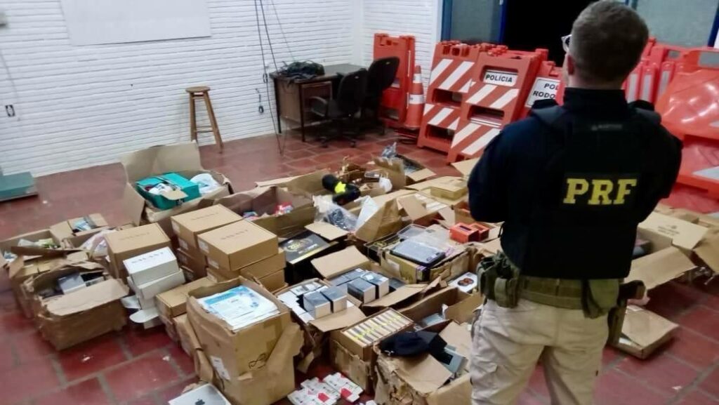 PRF acha carreta abandonada com R$ 5 milhões em contrabando no RS