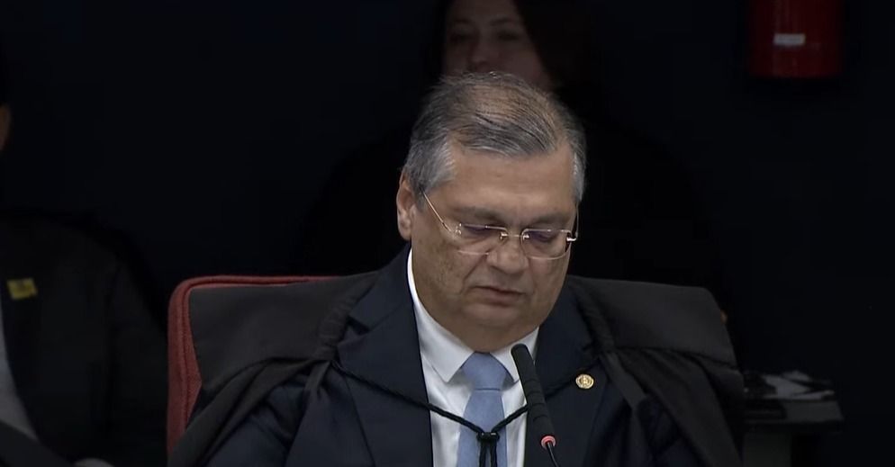 Dino acompanha Moraes e vota para manter delação de Mauro Cid