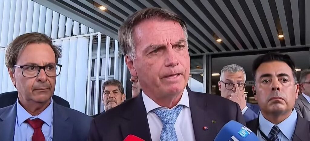 Bolsonaro diz que imprimiu minuta de golpe porque queria "saber o que era"