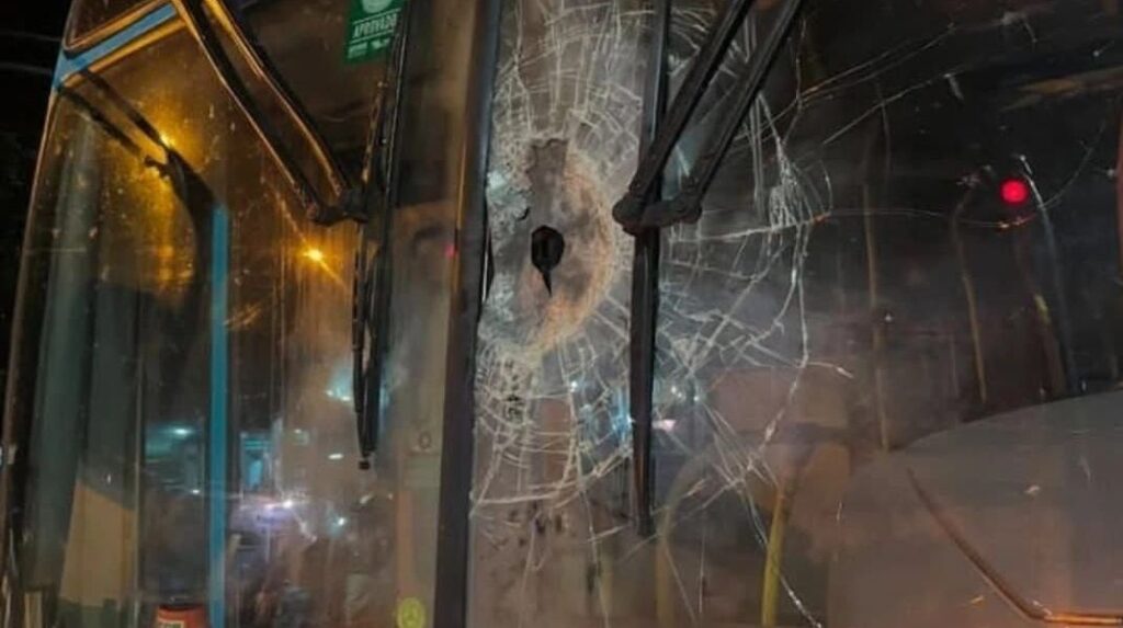 Polícia procura suspeitos de atacar ônibus de torcida em Alagoas