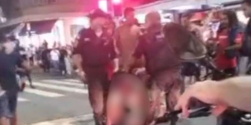 Suspeitos de furto são espancados em rua movimentada de Copacabana