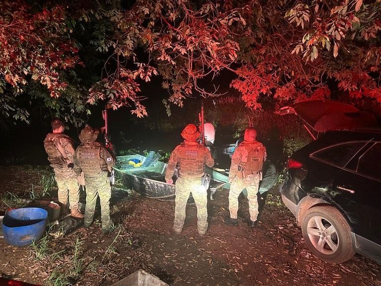 PF apreende 1 tonelada de maconha em barco na fronteira com Paraguai