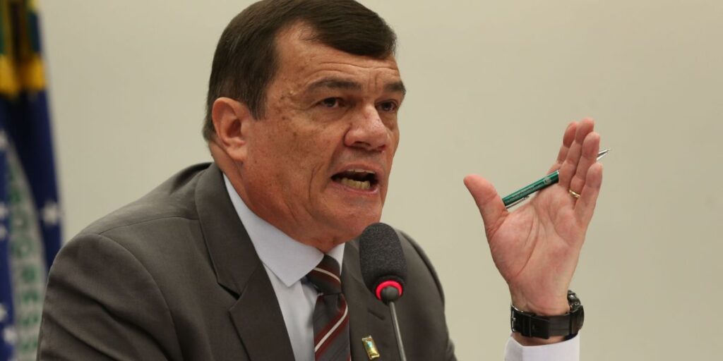 Advogado diz que ex-comandante do Exército atuava para evitar "doideira"