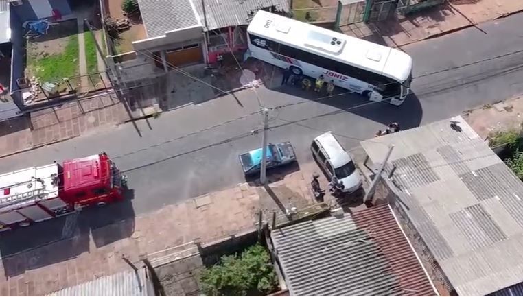 Ônibus desgovernado mata pai e filha no RS; motorista é linchado