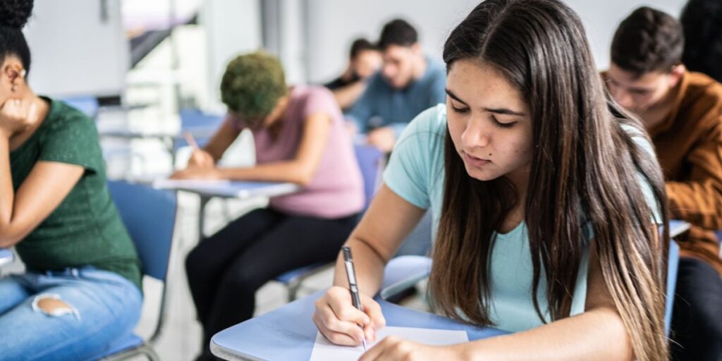 Adolescentes sentem pressão escolar, mas desafios variam por gênero