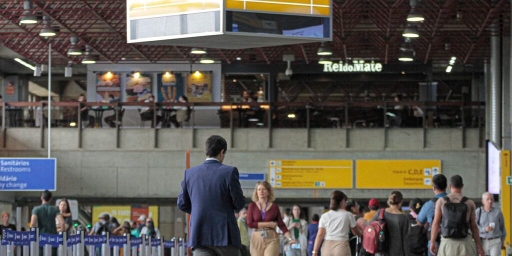 PF prende 10 por tráfico e captura foragido no aeroporto de Guarulhos