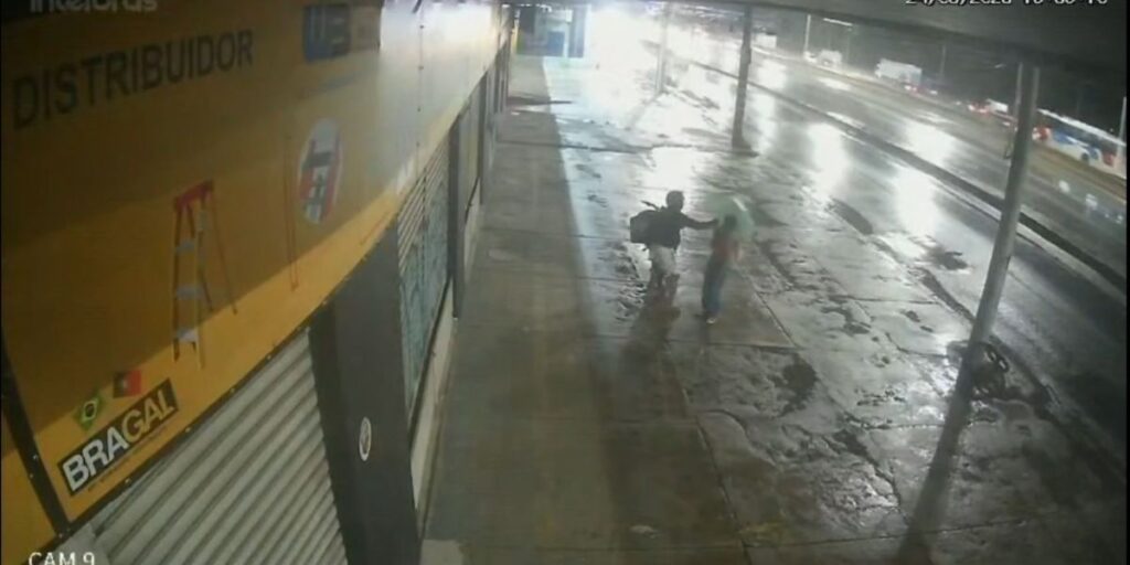 Vídeo: No Rio, mulher leva soco no rosto após não saber dar informação