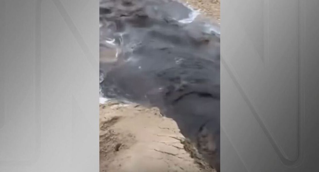 Vídeo: vazamento de água suja “invade” praia em Porto de Galinhas