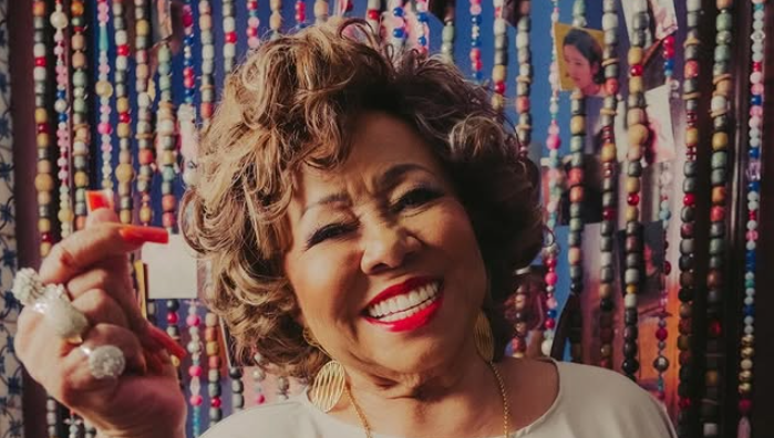 Alcione viraliza com camisa de novo dorama; veja qual