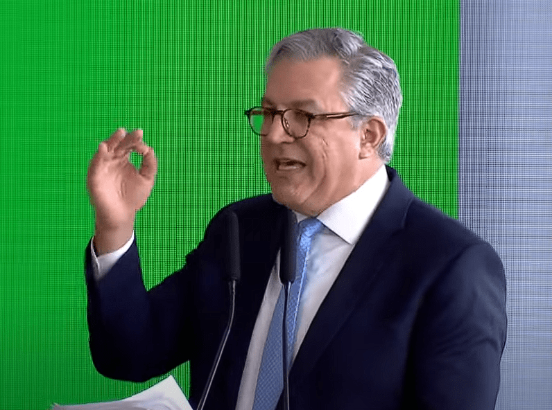 Chego com obsessão de reduzir tempo de espera de atendimento, diz Padilha