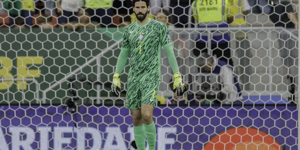 Por que Alisson foi cortado? Veja o que diz o protocolo de concussão