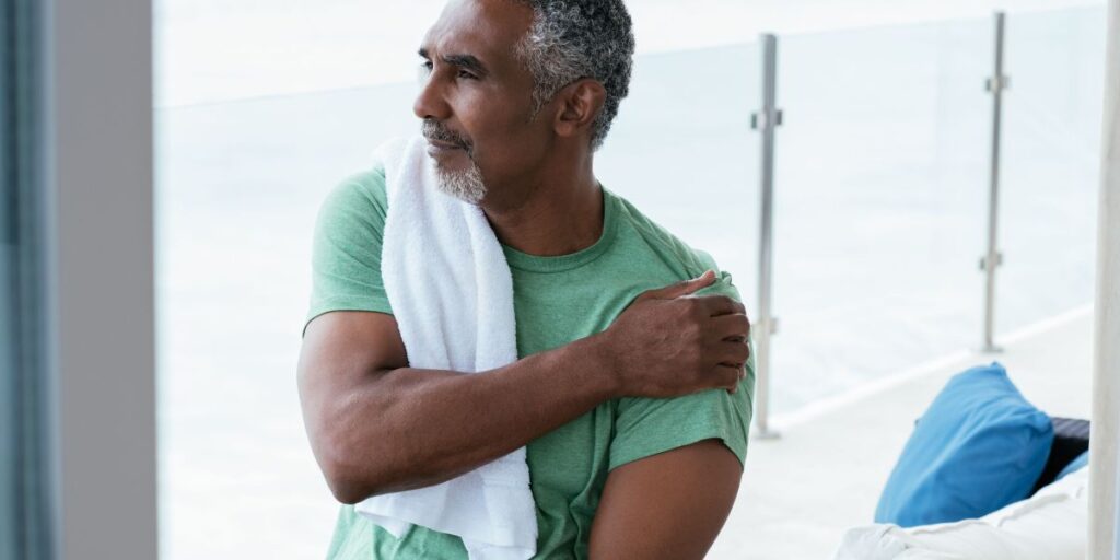 Por que alongar os ombros pode fazer mais mal do que bem