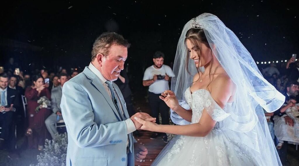 Esposa de Amado Batista brinca sobre suspeita de gravidez: "Comi muito"